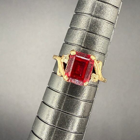 10k GOLD RING 💍 size 5.75 with a Ruby stone 1.9 grams or 10 karat gold - Picture 1 of 2